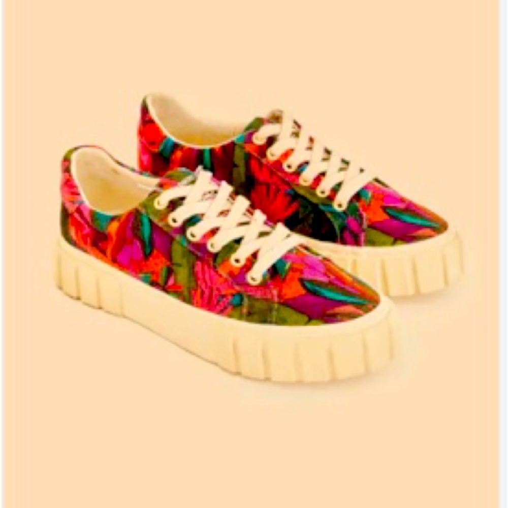 Banana Leaves Flatform Sneaker
Color: BANANA LEAVES MULTICOLOR
Size: 8 1/2